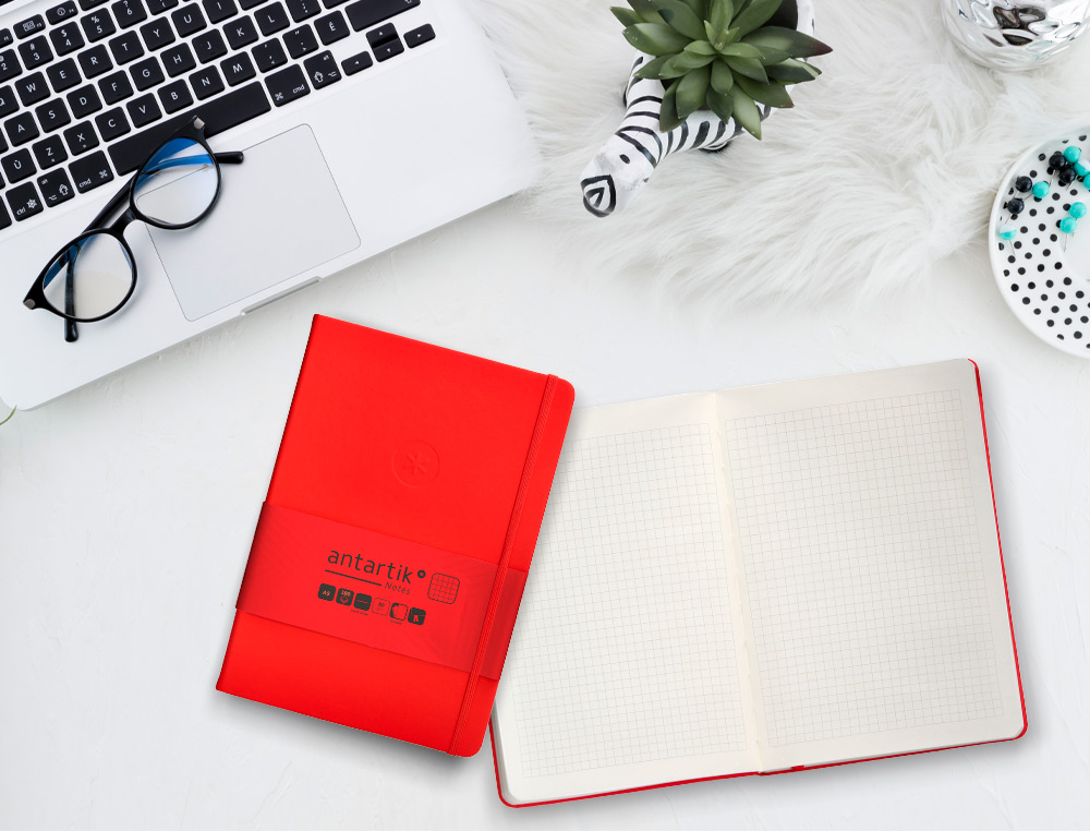 CUADERNO CON GOMILLA ANTARTIK NOTES TAPA DURA A5 HOJAS CUADRICULA ROJO 100 HOJAS 80 GR FSC