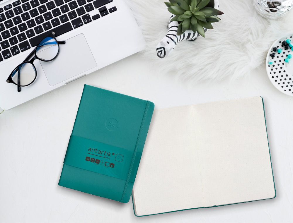 CUADERNO CON GOMILLA ANTARTIK NOTES TAPA DURA A5 HOJAS PUNTOS VERDE AGUAMARINA 100 HOJAS 80 GR FSC